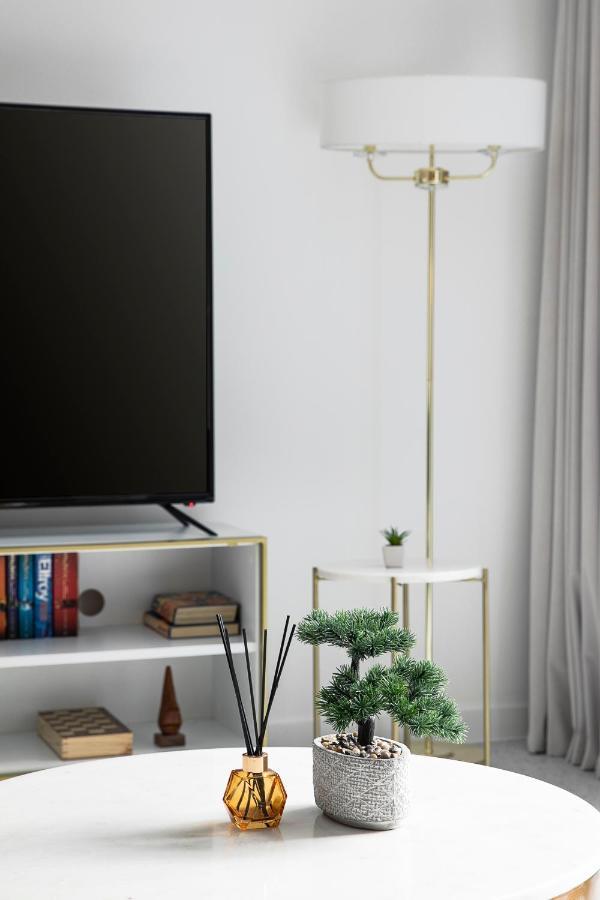 Luxury Spacious Flat With Communal Gardens And Parking 런던 외부 사진