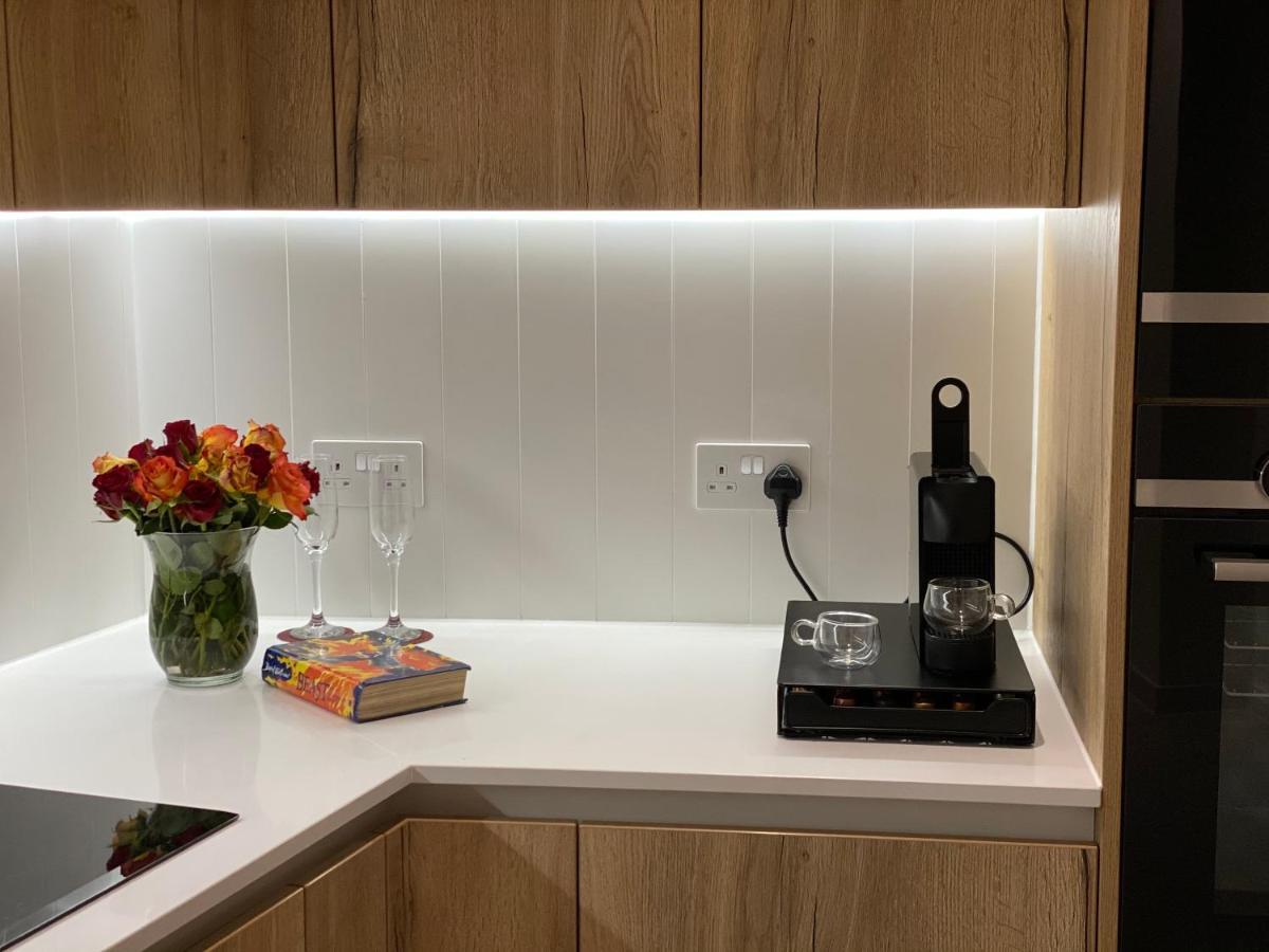 Luxury Spacious Flat With Communal Gardens And Parking 런던 외부 사진