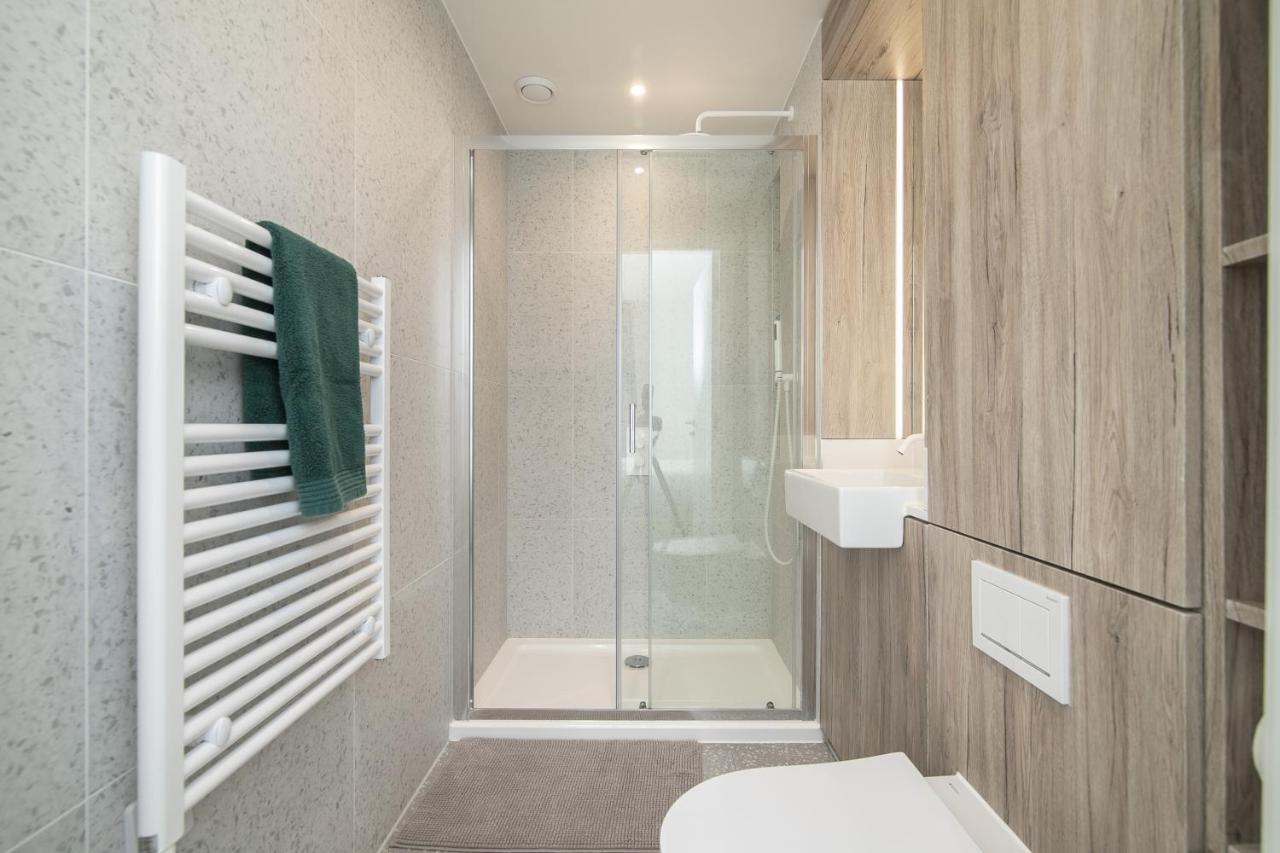 Luxury Spacious Flat With Communal Gardens And Parking 런던 외부 사진